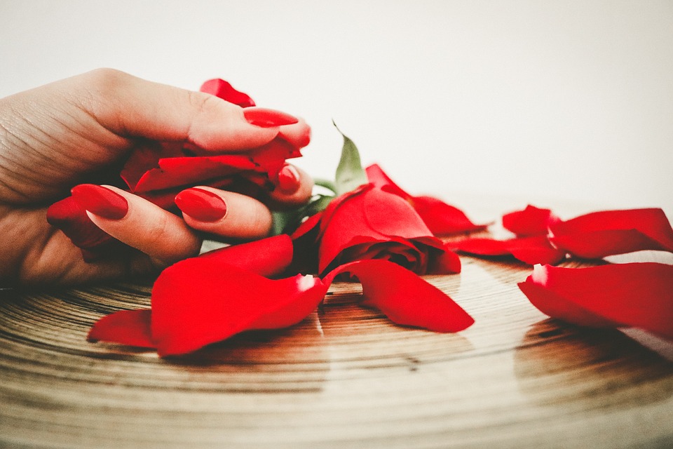 mains vernis et pétales de roses